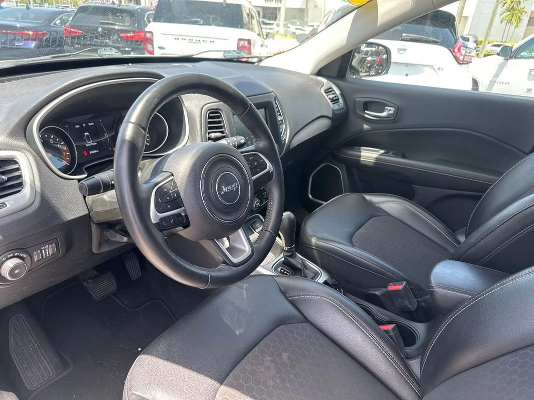 Used 2019  Jeep Latitude FWD image 17