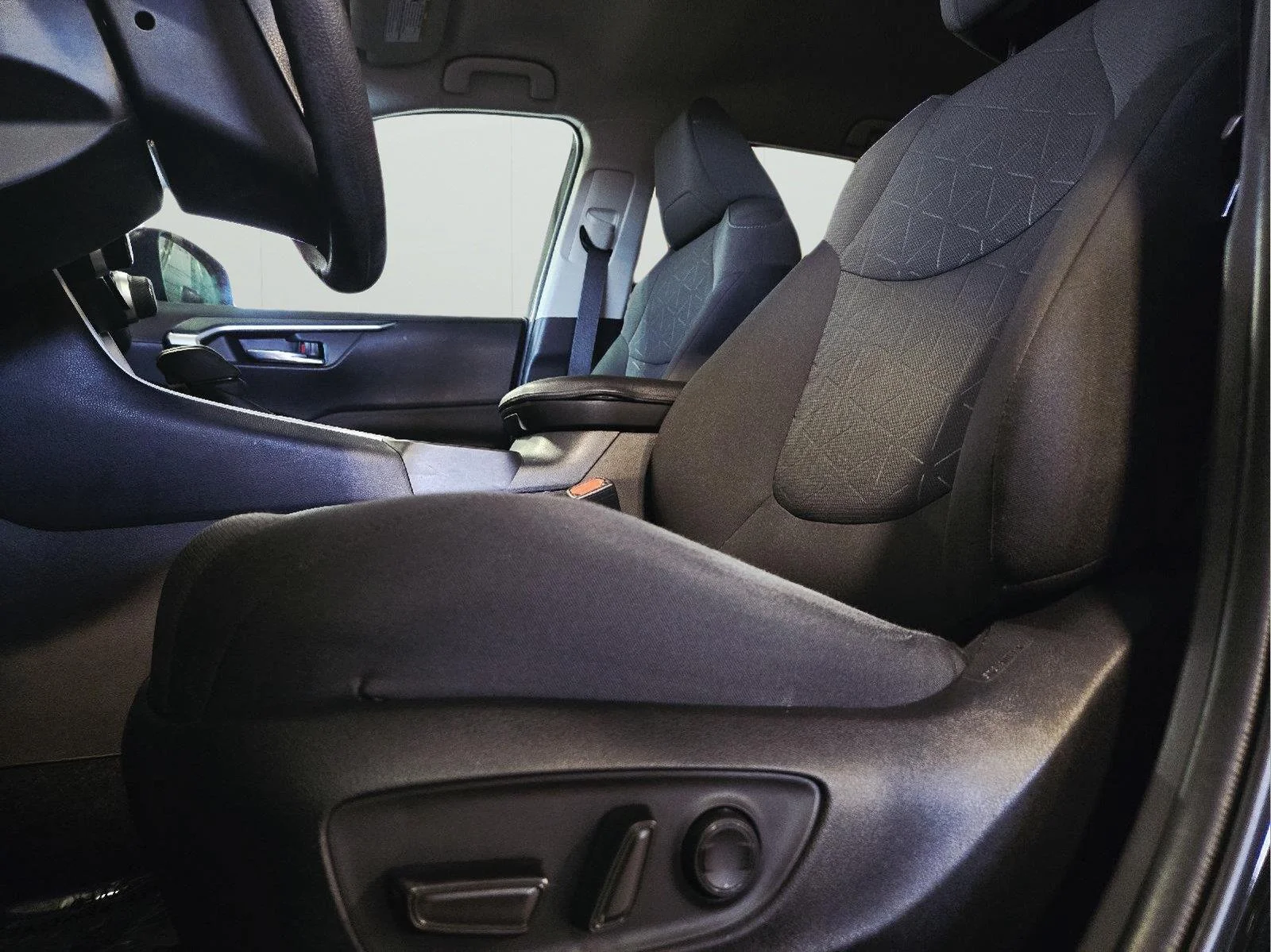 Used 2022 Midnight Black Metallic Toyota Hybrid XLE image 12