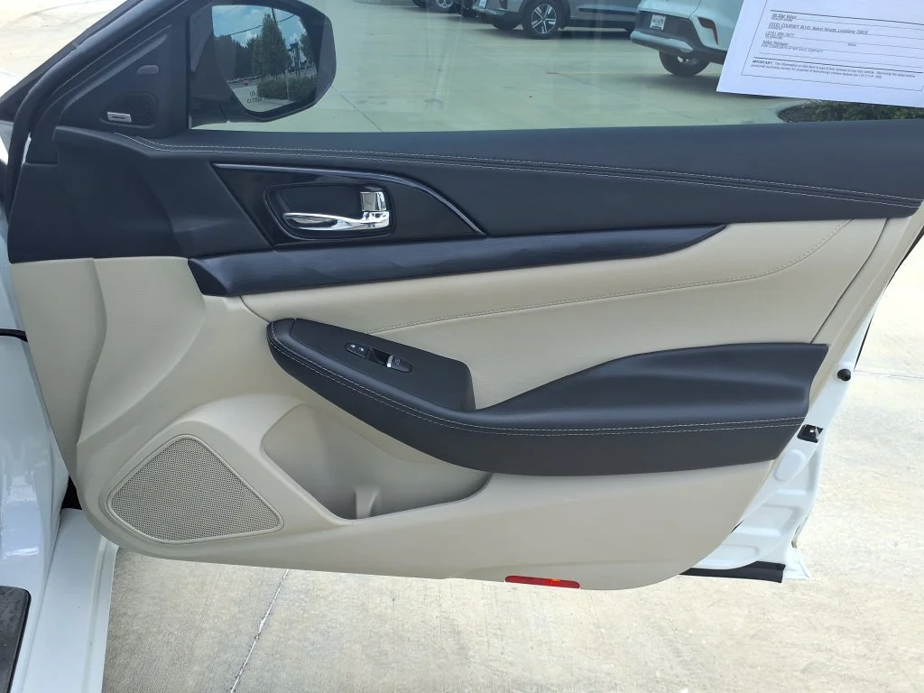 Used 2021 White Nissan Platinum image 16