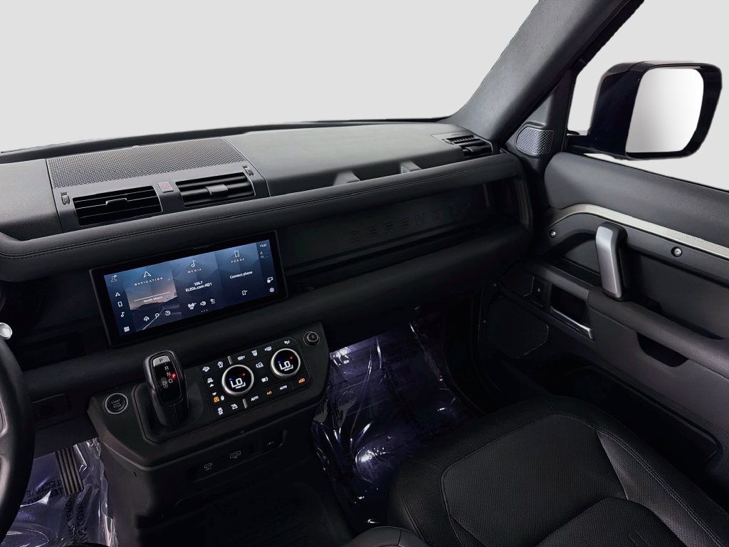 Used 2022 Gold Land Rover X-Dynamic S image 25