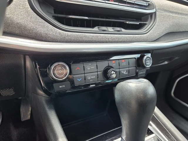 Used 2024 Silver Jeep Latitude image 26