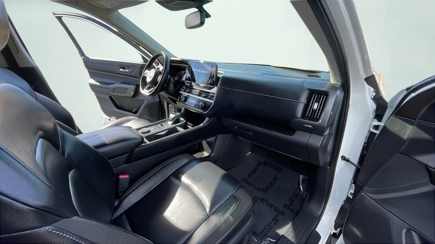 Used 2022 White Nissan SL image 22