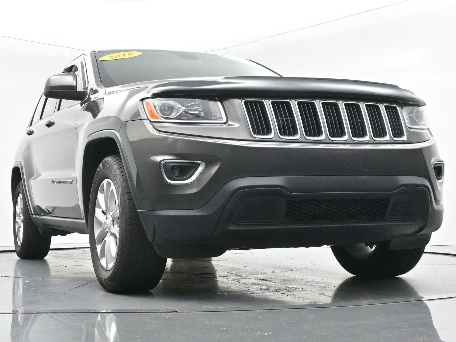 Used 2016 Granite Crystal Metallic Clearcoat Jeep Laredo image 42