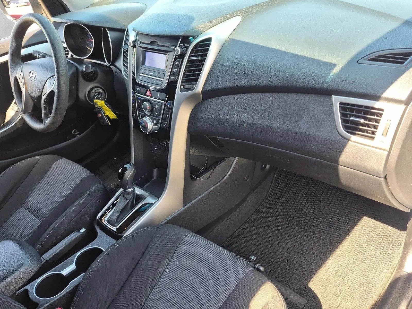 Used 2014 Shimmering Silver Hyundai  image 19
