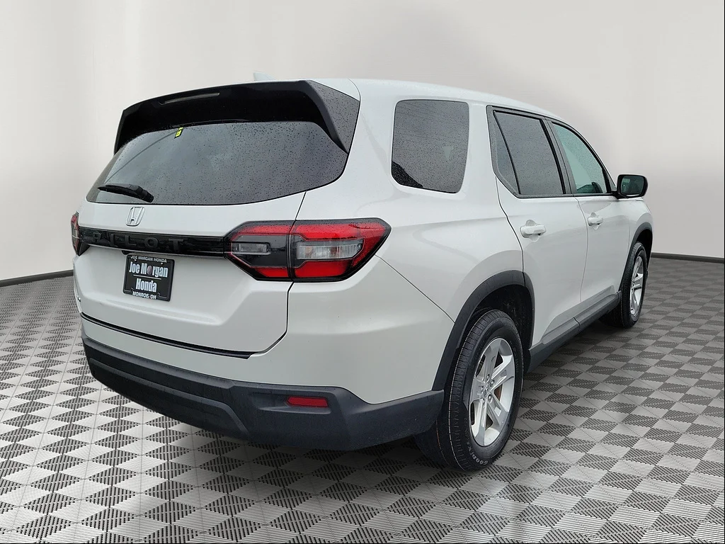 Certified Used 2023 Platinum White Pearl Honda LX image 4