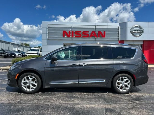 Used 2019 Chrysler Pacifica Touring L with VIN 2C4RC1BG0KR526667 for sale in Dixon, IL