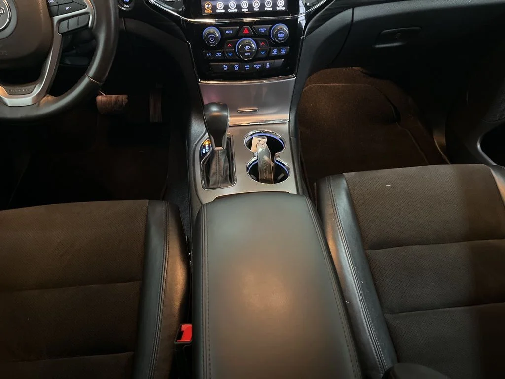 Used 2019 Silver Jeep Altitude image 9