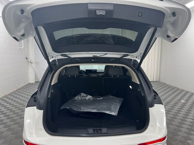 Used 2023 Pristine White Lincoln Standard image 8