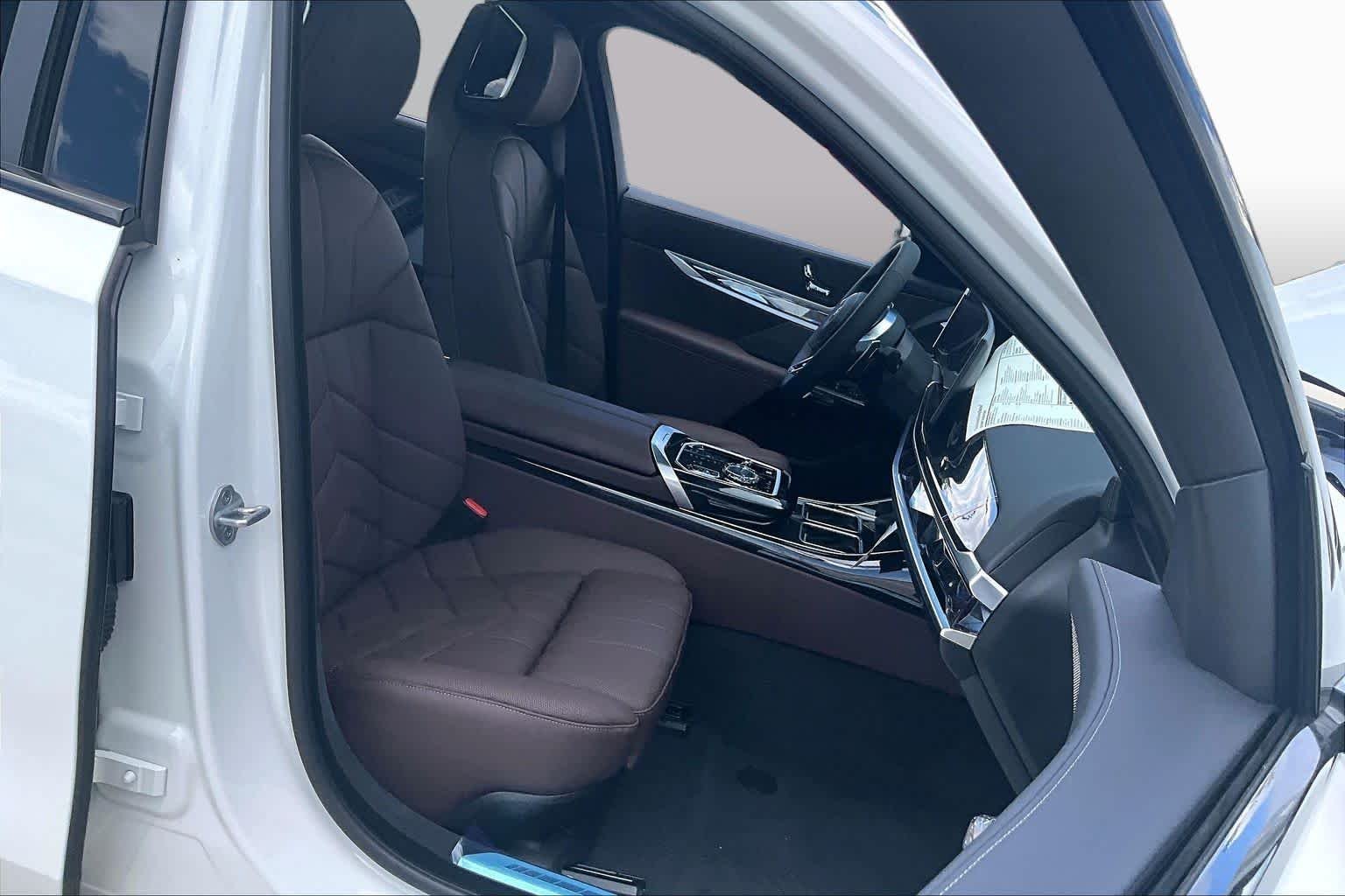 Used 2026 Alpine White BMW 750e xDrive image 7