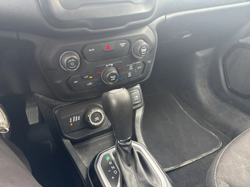 Used 2018 Blue Jeep Latitude image 21