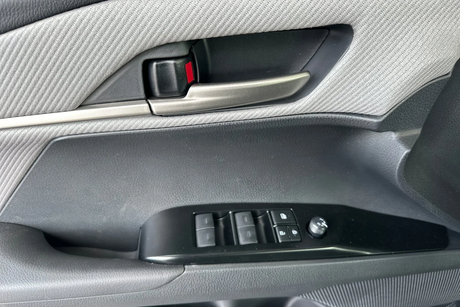 2026 Toyota Camry SE - Photo 10