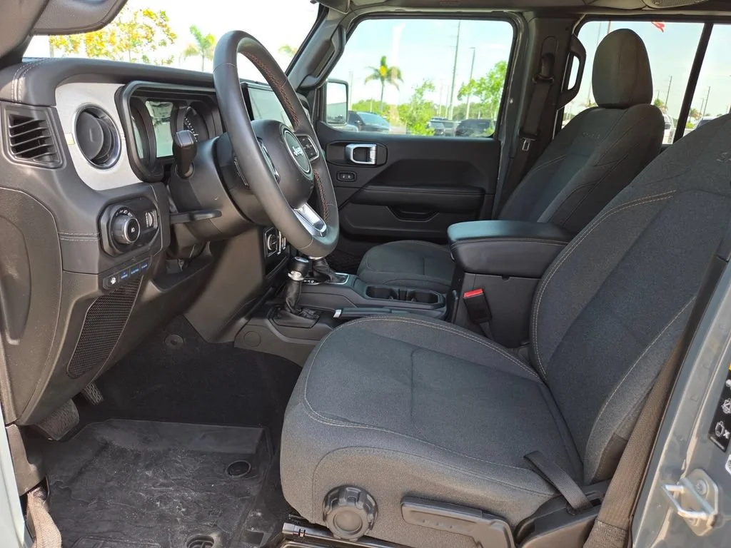 Used 2024 Anvil Clear Coat Jeep Sahara image 28