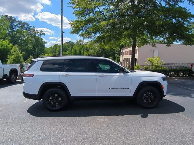 New 2026 Bright White Clear-Coat Exterior Paint Jeep Laredo image 6