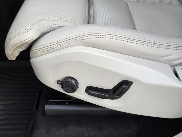 Used 2023 Silver Volvo Ultimate image 9