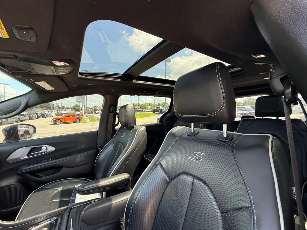 Used 2025 Black Chrysler Limited image 13