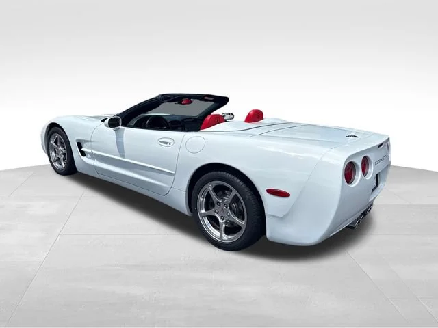 Used 2004 Arctic White Chevrolet  image 3