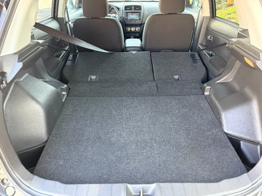 Used 2025 Labrador Black Pearl Mitsubishi ES image 27
