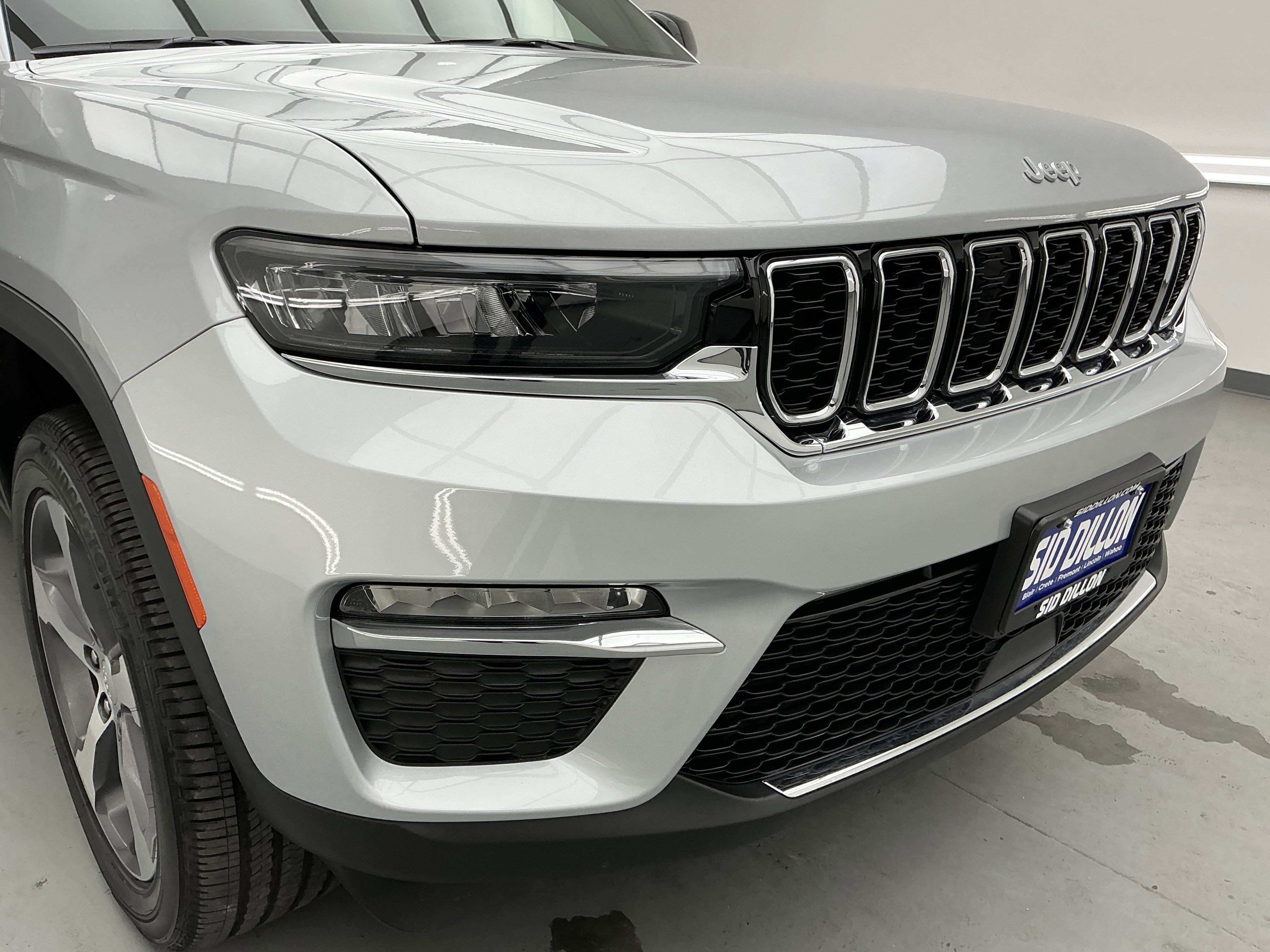 Used 2025 Silver Zynith Jeep Limited image 26