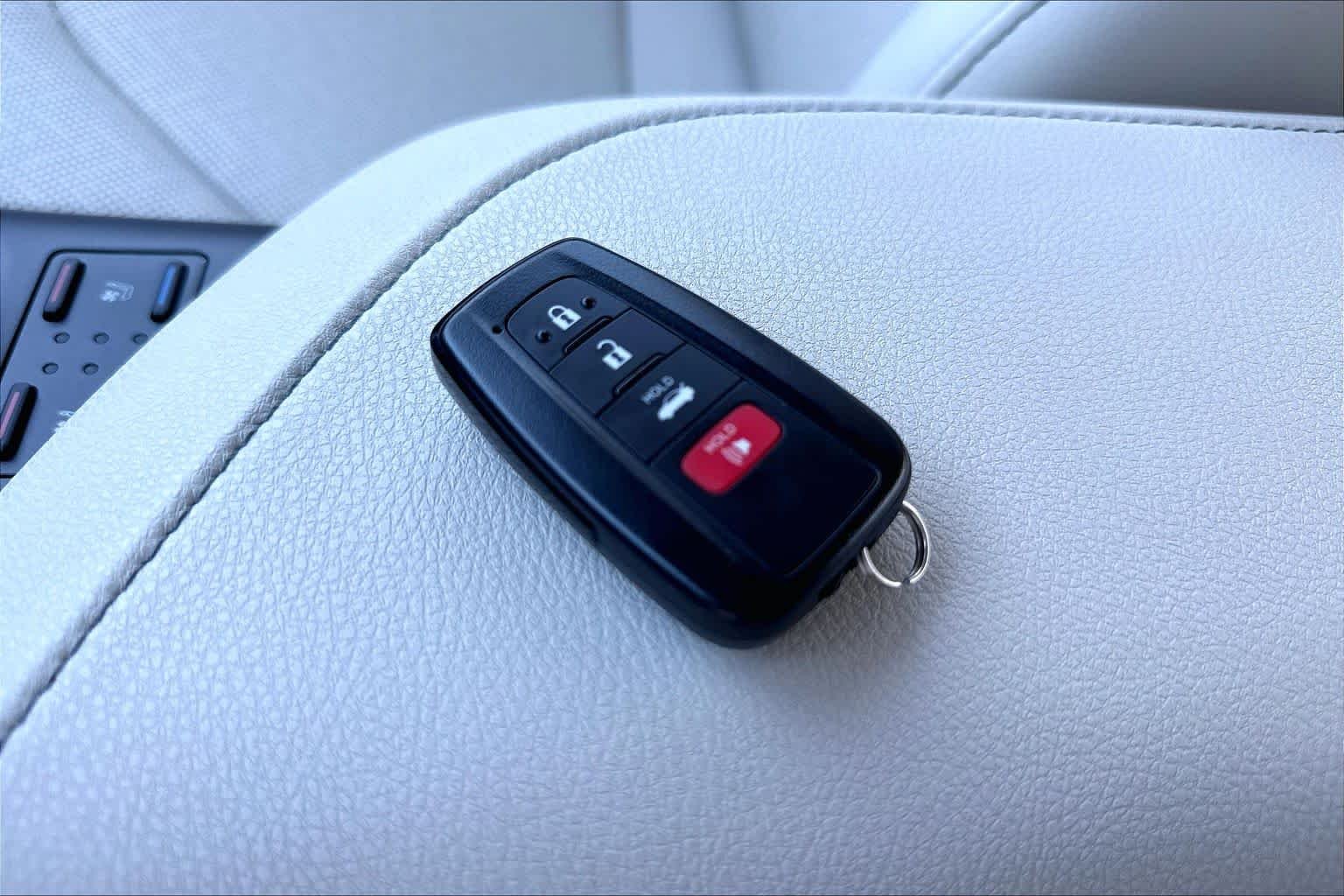 Used 2023 Wind Chill Pearl Toyota XLE V6 image 15