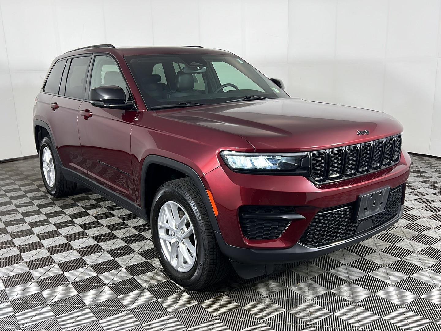 Used 2024 Velvet Red Pearlcoat Jeep Altitude X image 19