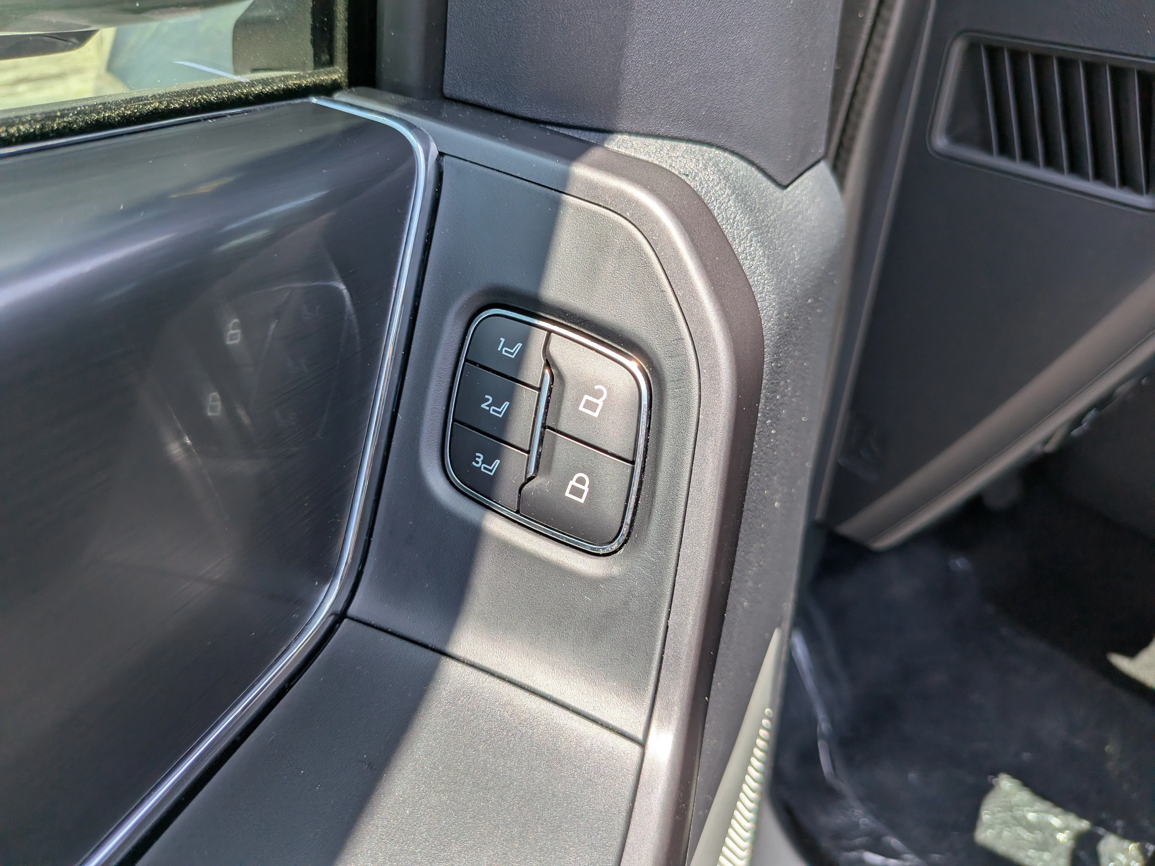 New 2026 Iconic Silver Metallic Ford Lariat image 20