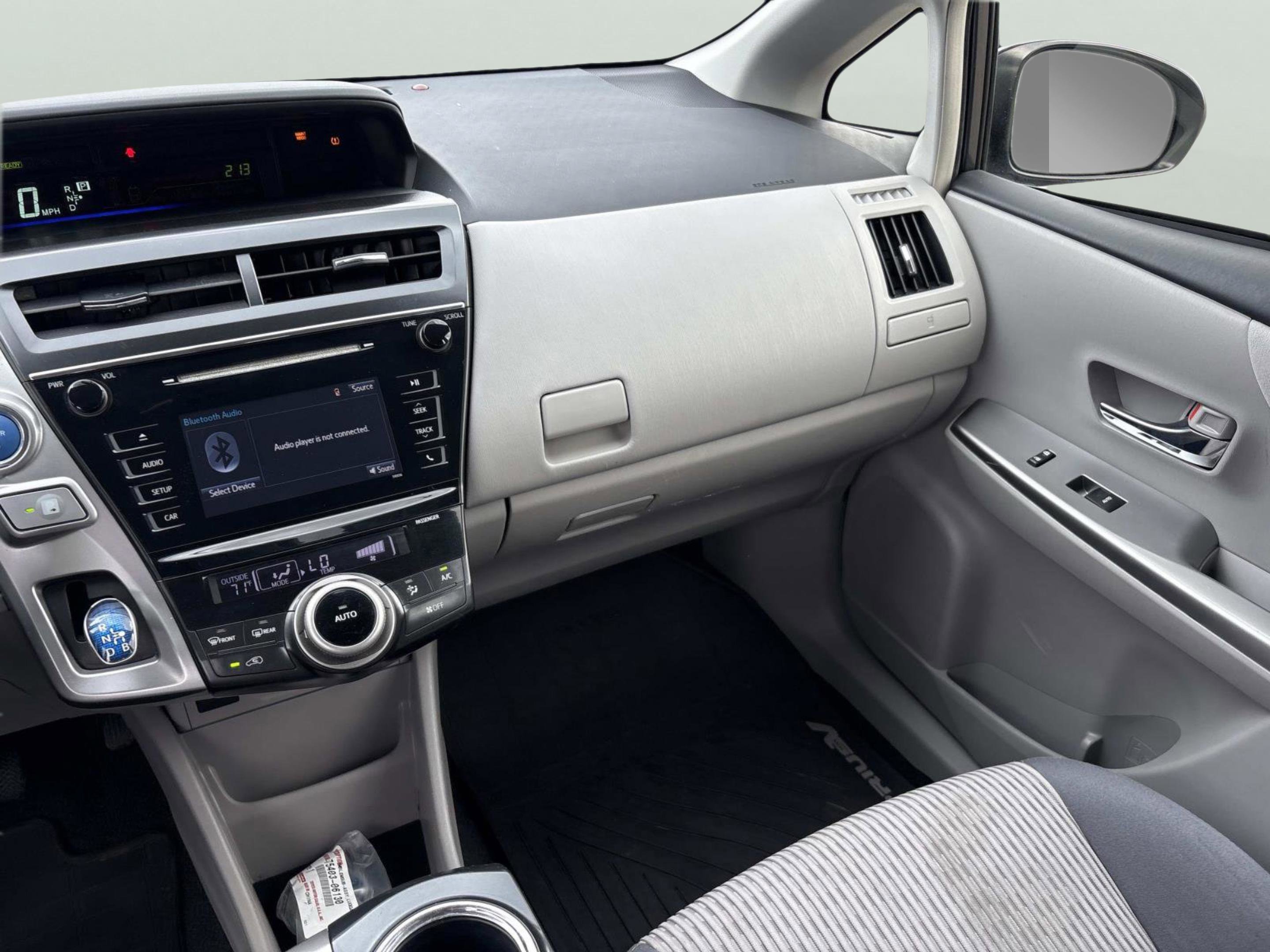 2016 Toyota Prius v Five - Photo 15