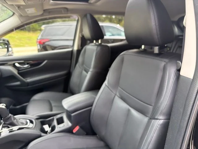 Used 2022 Black Nissan SL image 21