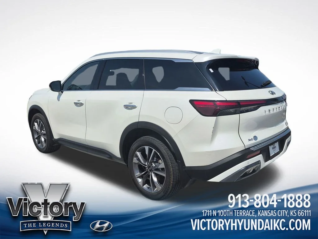 Used 2022 White INFINITI LUXE image 3