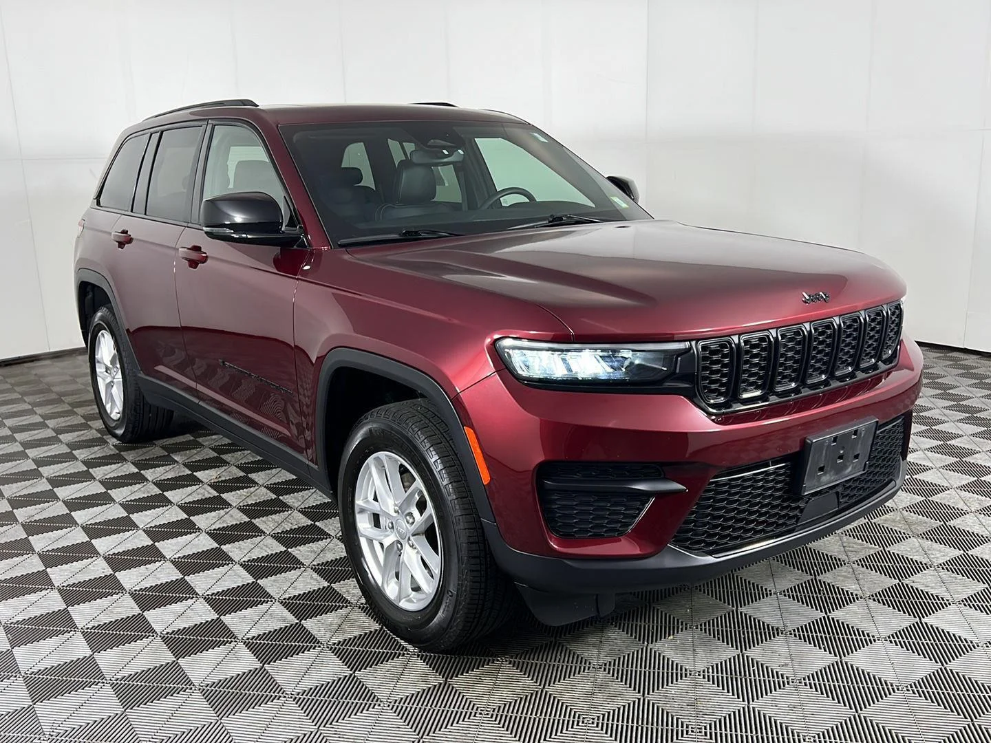 Used 2024 Velvet Red Pearlcoat Jeep Altitude X image 19