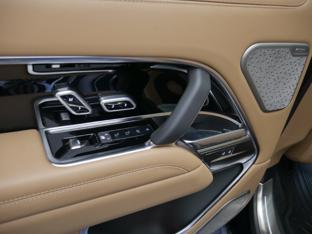 Used 2025  Land Rover Autobiography image 16