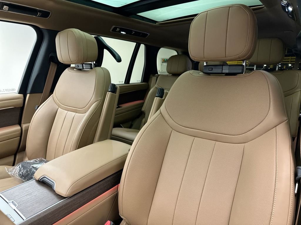 New 2026 Eiger Grey Metallic Land Rover SE image 10