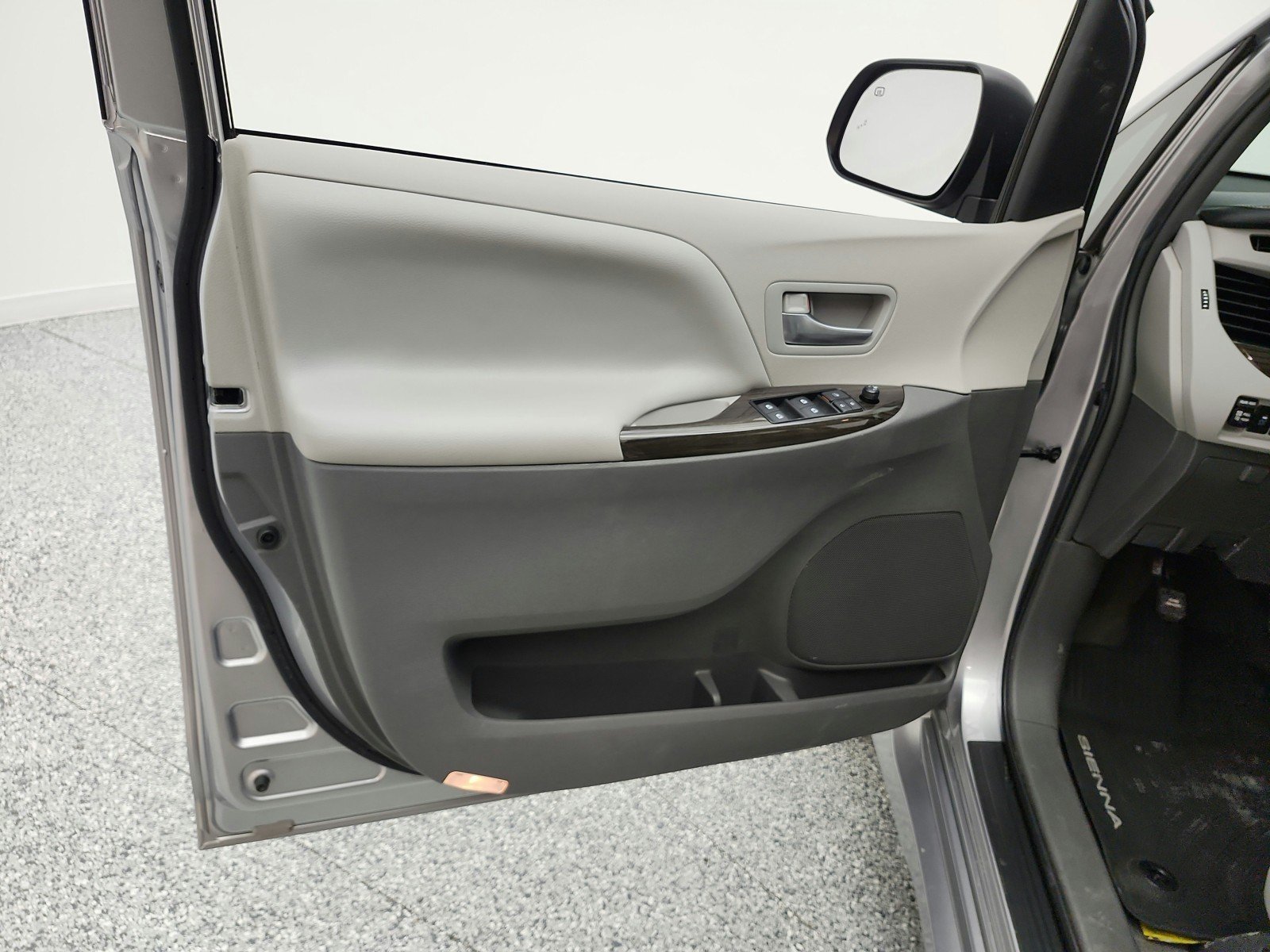 Used 2018 Silver Sky Metallic Toyota XLE Premium image 15