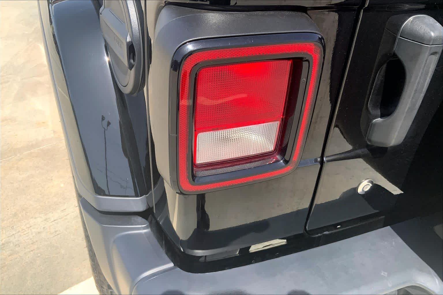 Used 2019 Black Clearcoat Jeep Sahara image 28