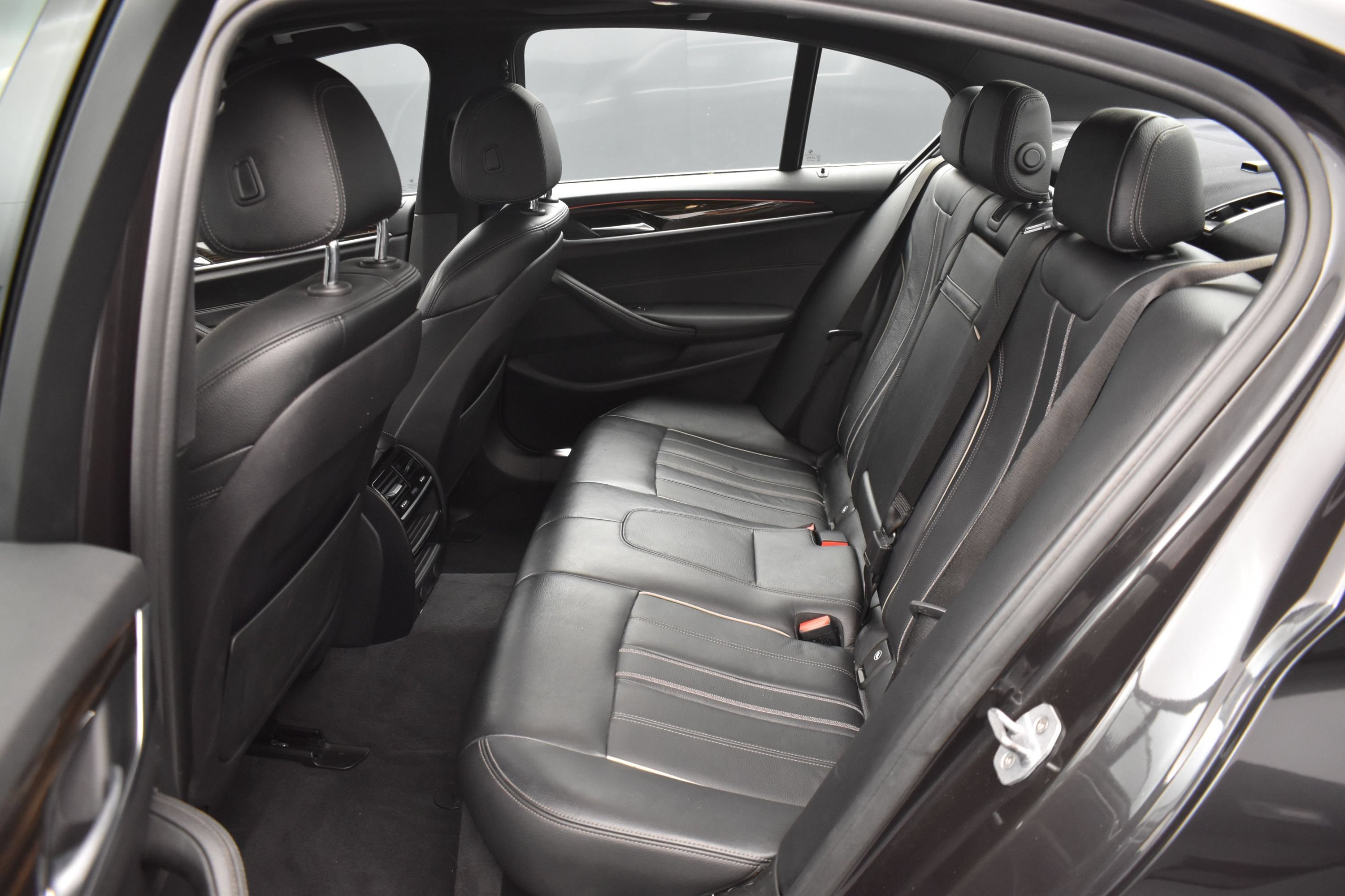 Used 2019 Dark Graphite Metallic BMW 530i xDrive image 12