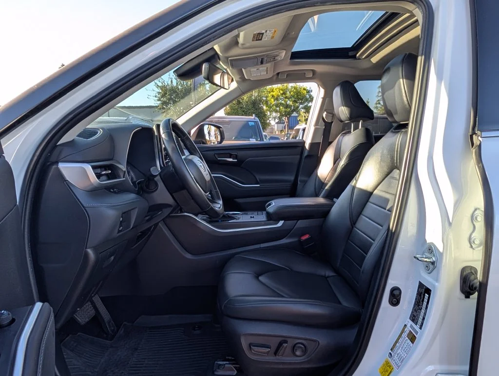 Used 2022 Beige Toyota XLE image 12