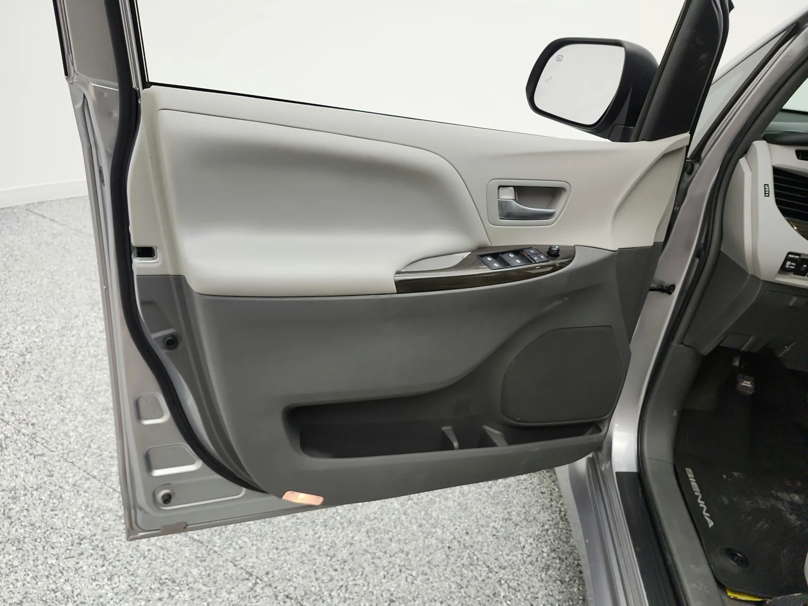 Used 2018 Silver Sky Metallic Toyota XLE Premium image 15