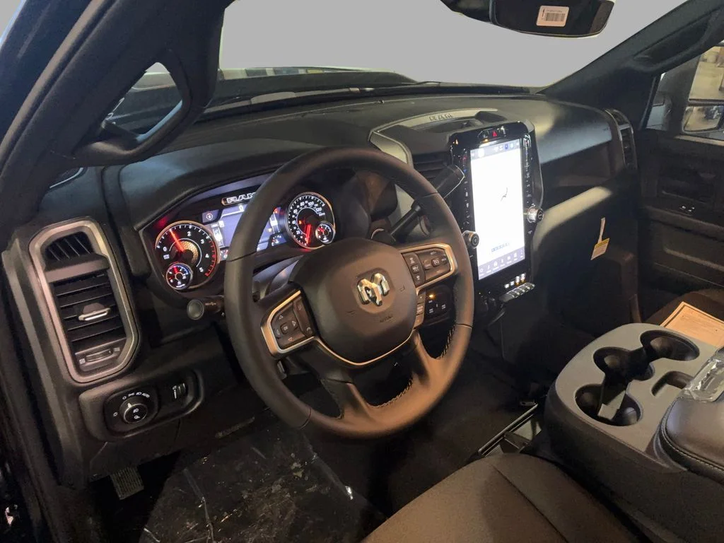 New 2026 Diamond Black Crystal Pearl-Coat Exterior Paint RAM Tradesman image 10