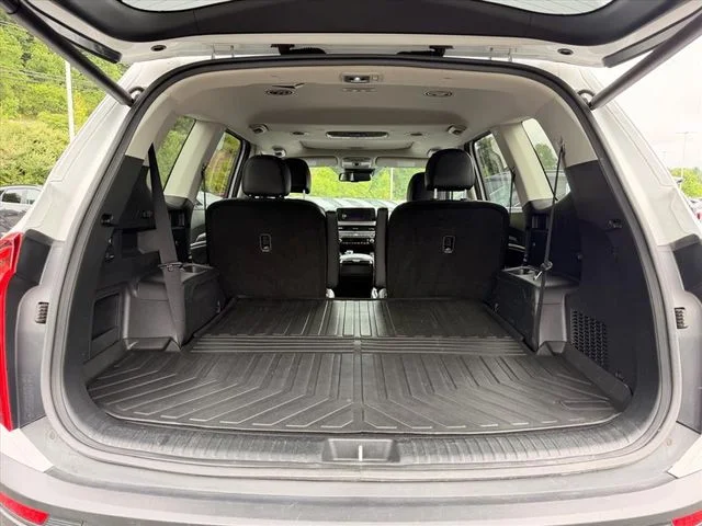 Used 2022 White Kia EX image 29