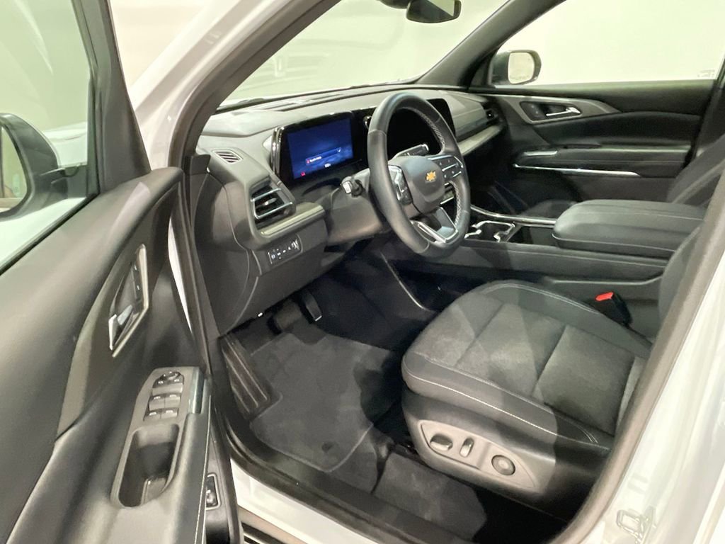 Used 2025 Summit White Chevrolet LT image 21