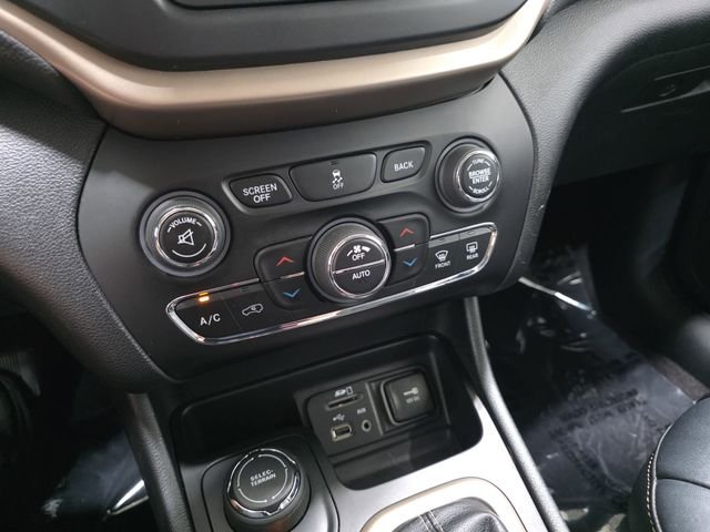 Used 2016 Granite Crystal Metallic Clearcoat Jeep Limited image 24