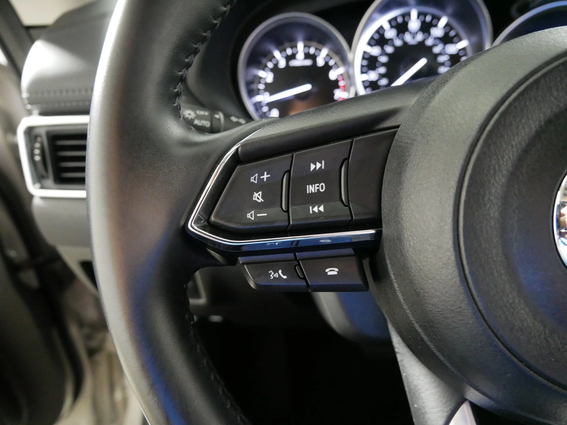 Used 2025 Platinum Quartz Metallic Mazda 2.5 S Preferred Package image 27