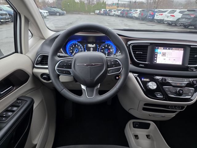 Used 2023 Silver Mist Clearcoat Chrysler LX image 21