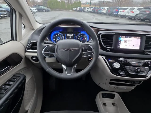 Used 2023 Silver Mist Clearcoat Chrysler LX image 21