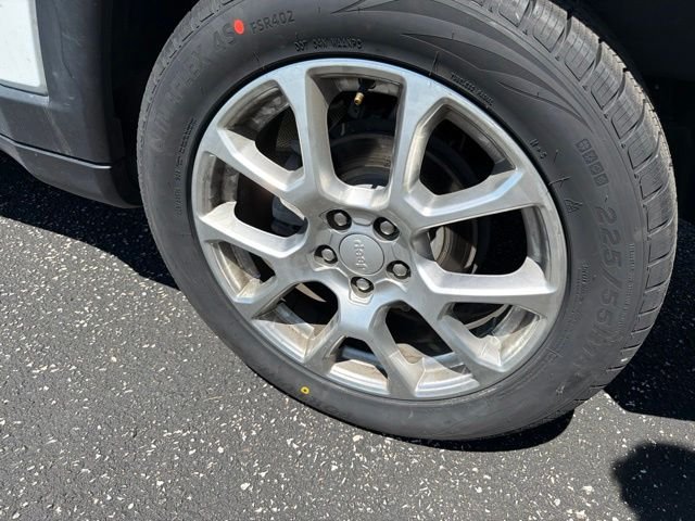 Certified Used 2023 Bright White Clearcoat Jeep Latitude Lux image 9