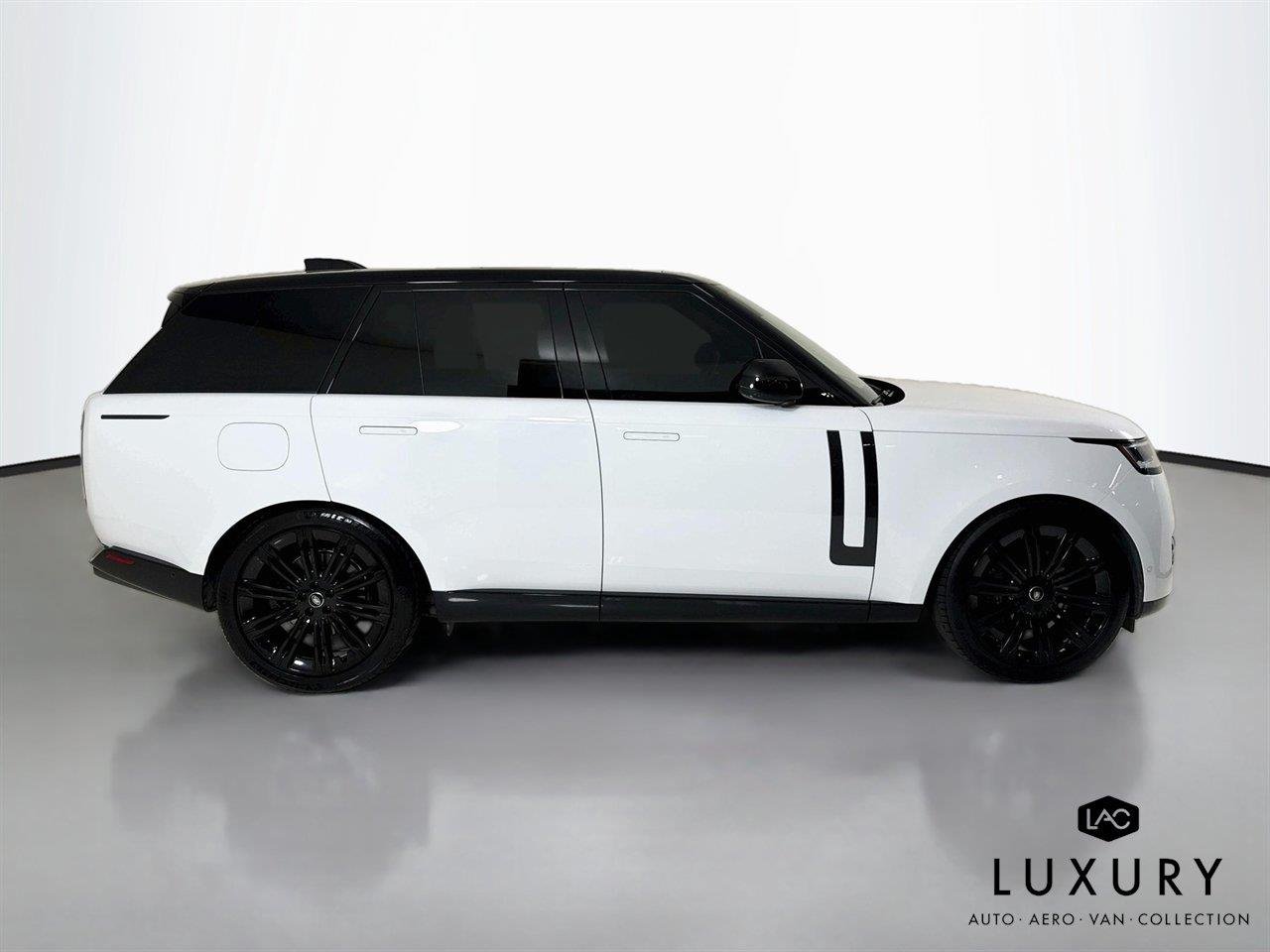 Used 2024 Fuji White Land Rover SE | Blackout Pkg | 360 Camera | Heated/Vented Seats image 5