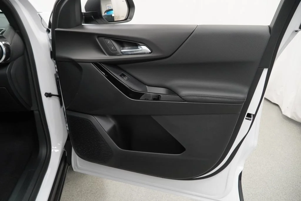 New 2027 Summit White Chevrolet LT image 27