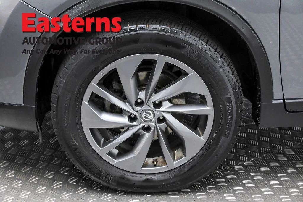 Used 2016 Gray Nissan SL image 29
