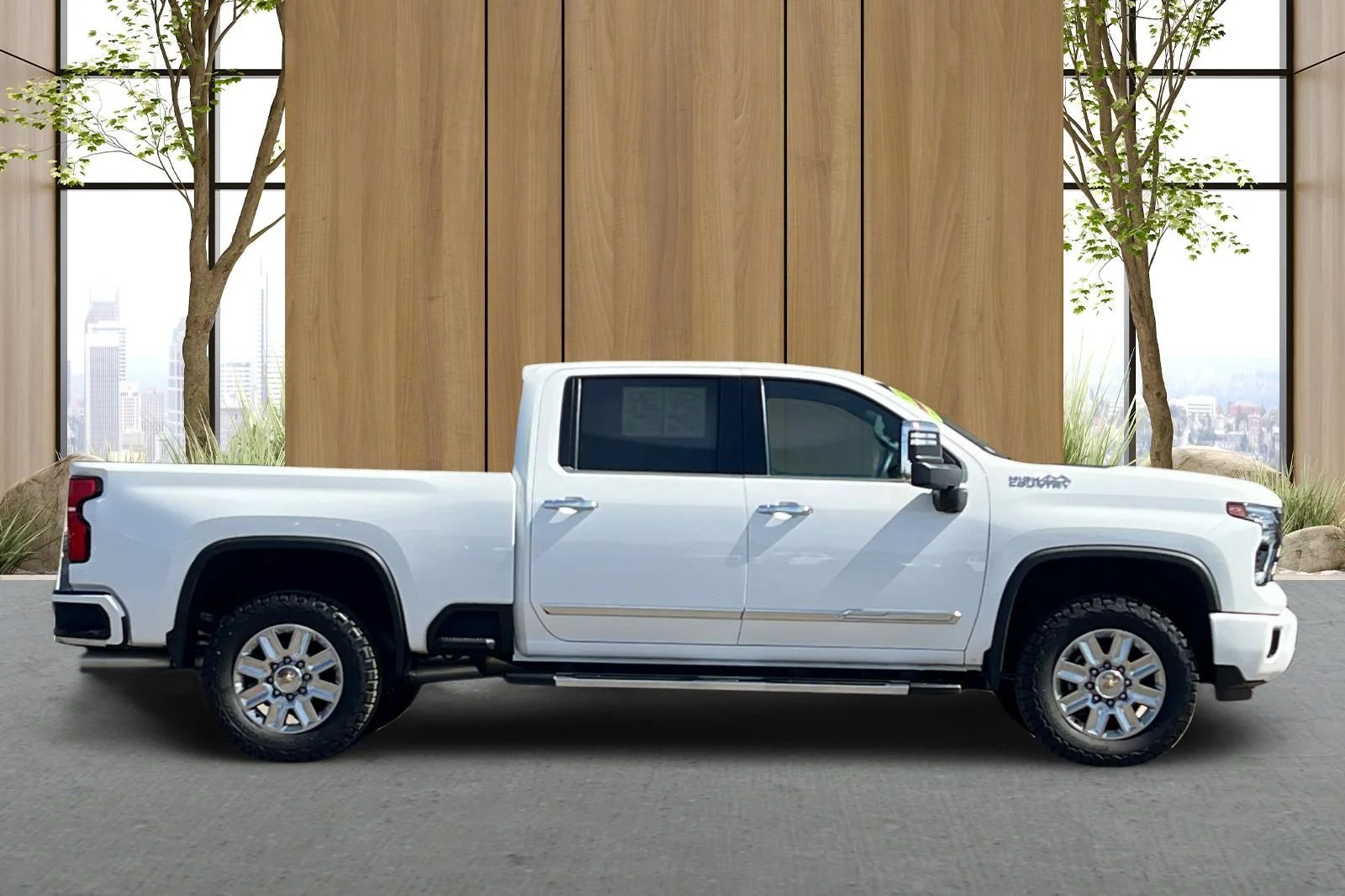 Used 2025 White Chevrolet High Country image 3