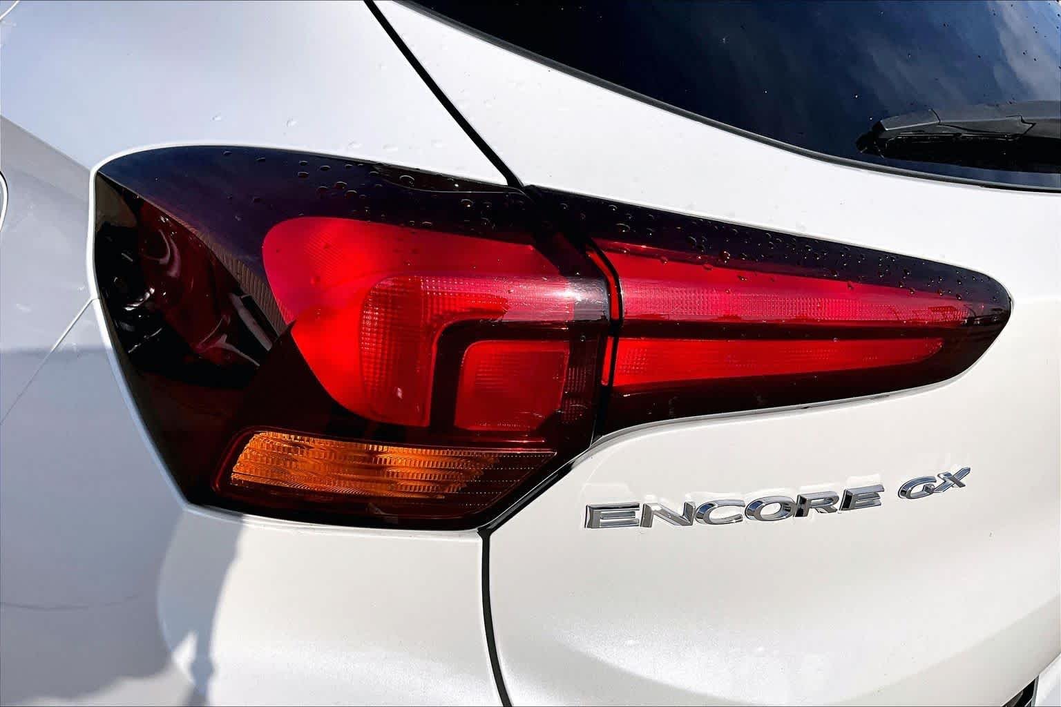 Used 2022 WHITE FROST TRICOAT Buick Select image 28
