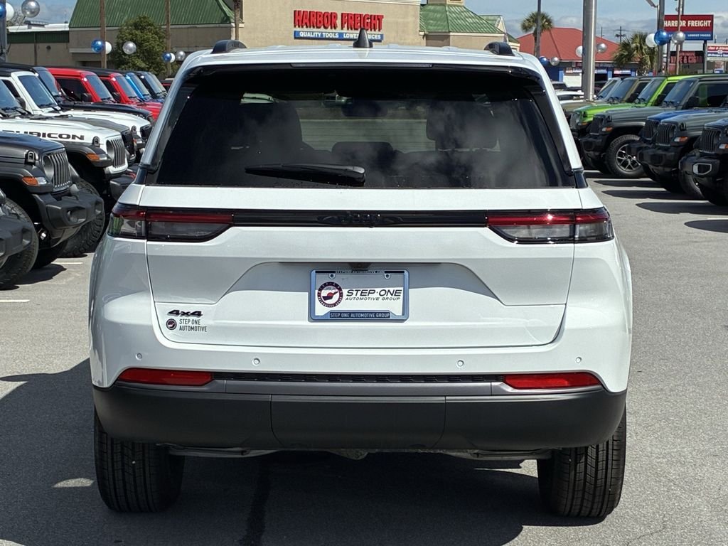 New 2026 Bright White Clear-Coat Exterior Paint Jeep Altitude image 6